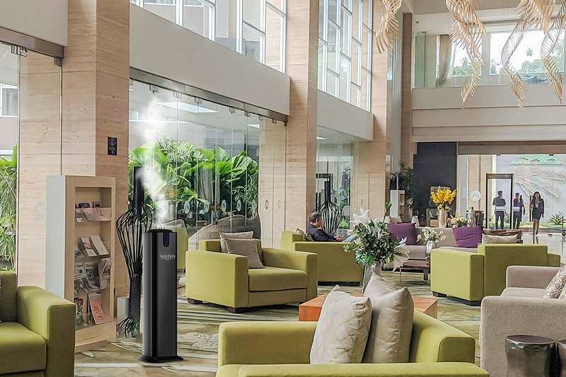 Shizen SBA2 di lounge atrium berlangit-langit kayu dengan sofa hijau